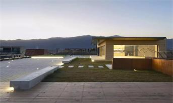 網(wǎng)絡(luò)技術(shù)公司辦公空間裝修設(shè)計，辦公室中觀日落，賞西山