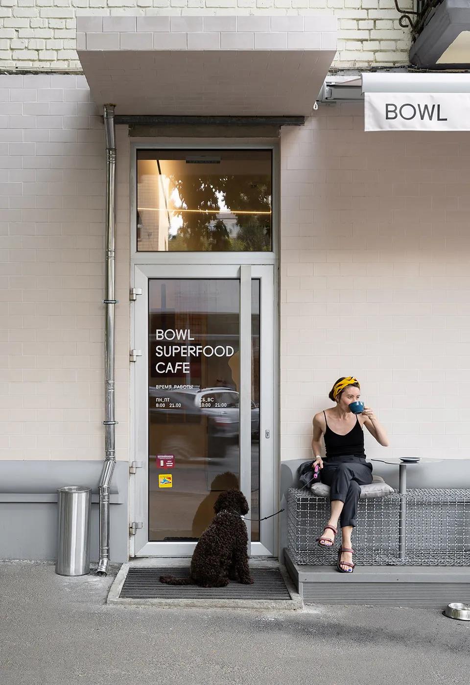 咖啡館設(shè)計(jì)，金屬網(wǎng)格結(jié)構(gòu)的座椅