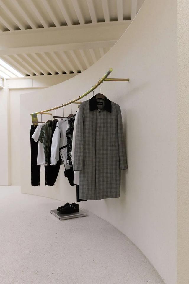 服裝店裝修弧形展示區(qū)設(shè)計圖片 服裝店裝修弧形展示區(qū)設(shè)計圖片