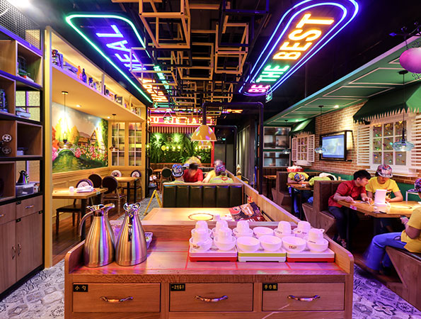 網(wǎng)紅餐飲店裝修實(shí)景圖-多嘴肉蟹煲