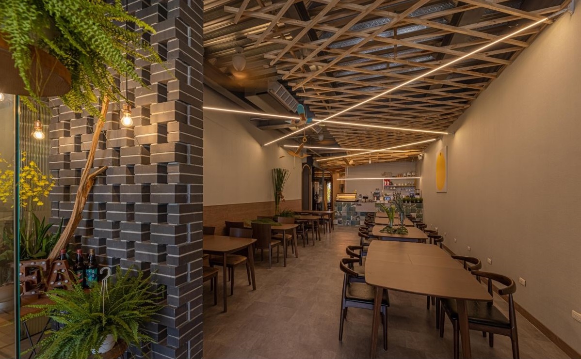 餐飲空間設(shè)計(jì):老屋化身新中式風(fēng)商空！木質(zhì)調(diào)鋪敘用餐的人文情調(diào)