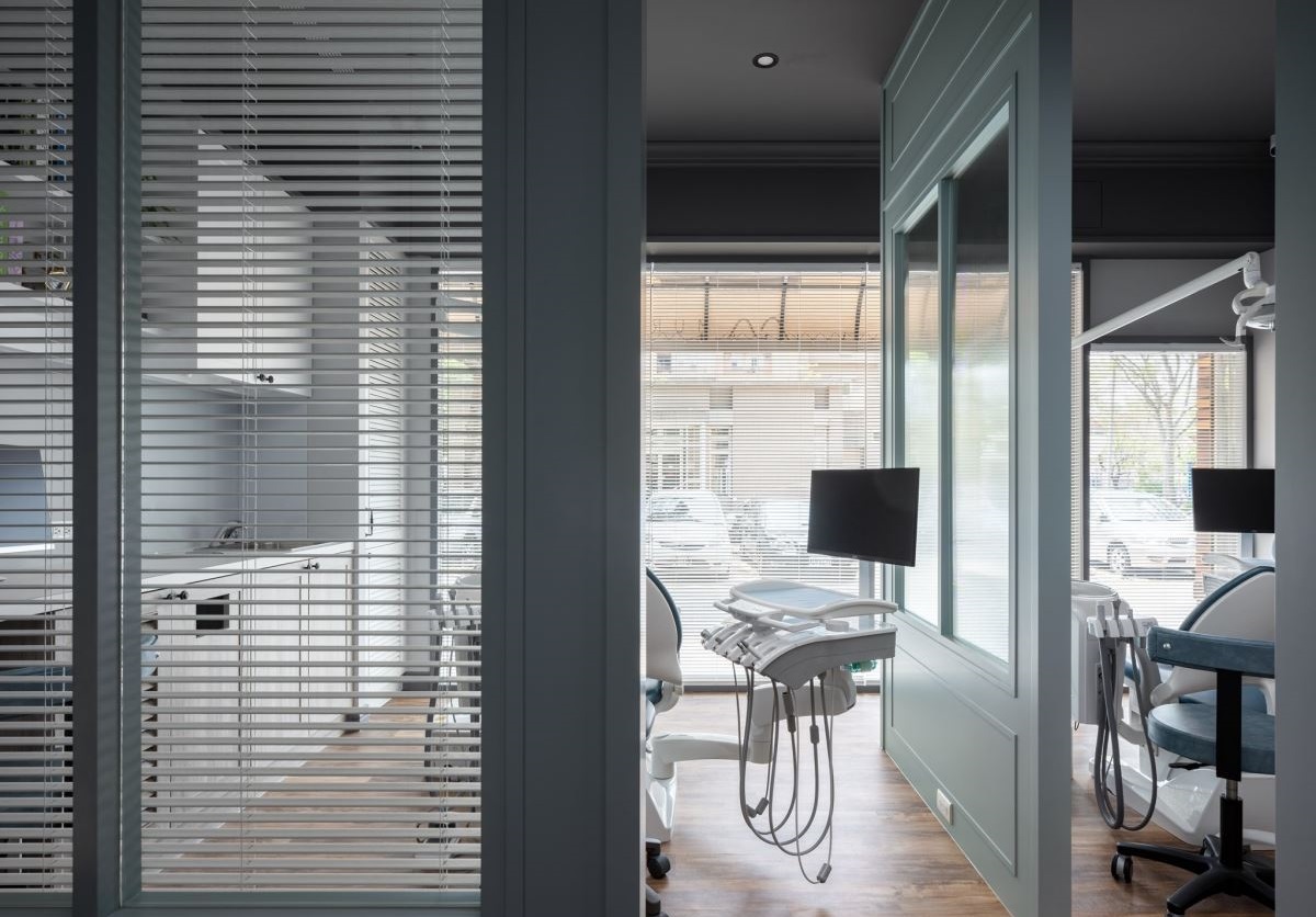 商業(yè)空間設(shè)計(jì):一抹清新藍(lán)調(diào)走入150平美式牙醫(yī)診所，以溫煦木質(zhì)交織家的安心感受