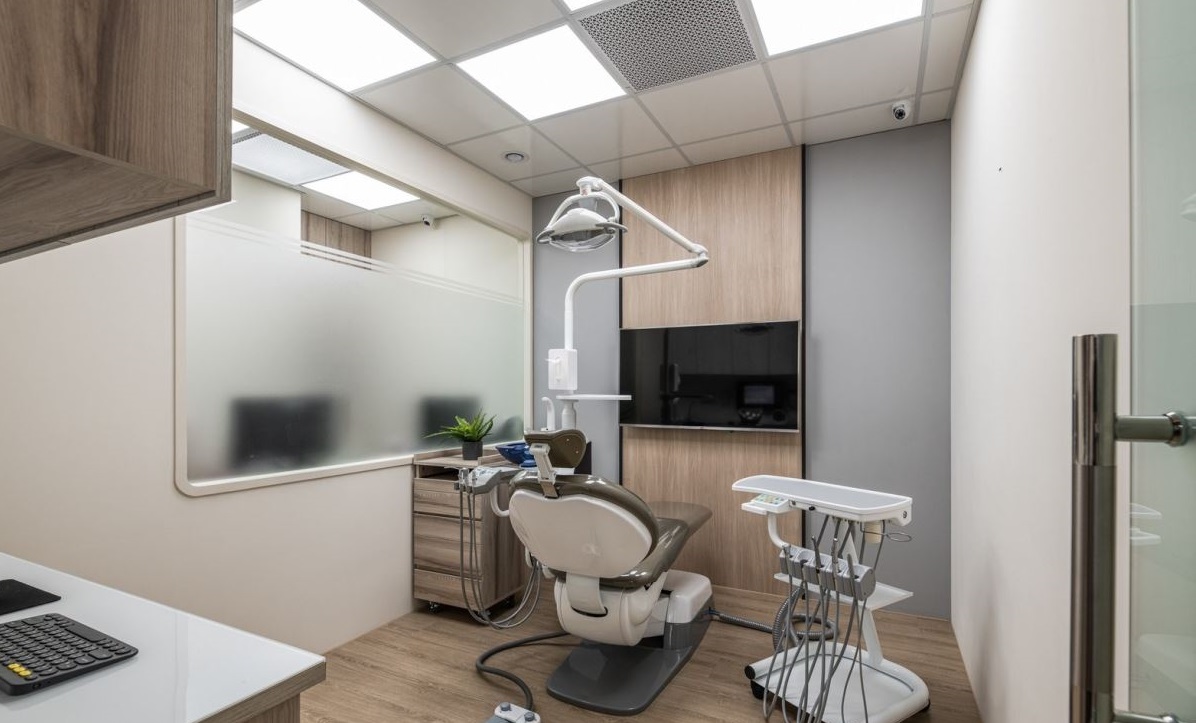 商業(yè)空間設(shè)計(jì):木質(zhì)溫柔感牙醫(yī)診所，休閑風(fēng)格用健康無毒綠建材寵愛你