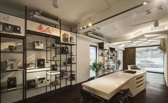 店面裝修設(shè)計(jì)：幾何造型勾勒現(xiàn)代科技質(zhì)感，老屋變身活力展售空間！