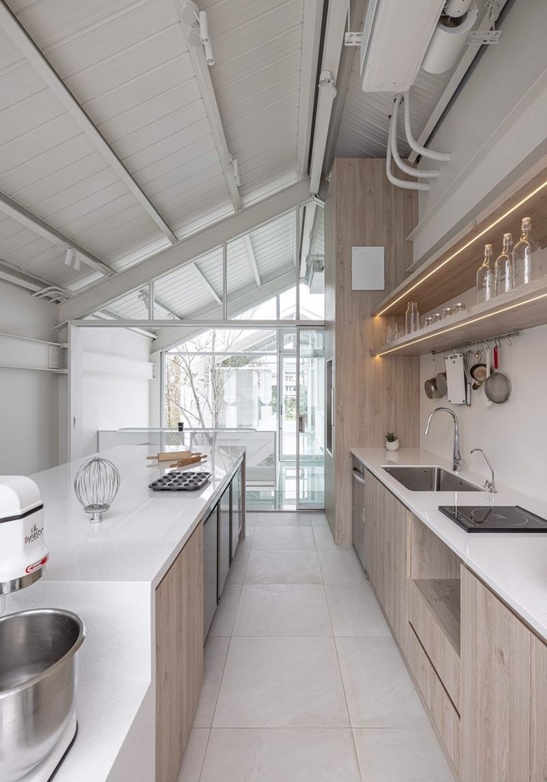 餐飲設(shè)計(jì)：白色鐵件與水磨石共筑的現(xiàn)代獨(dú)棟光宅，乘著天空步道享受咖啡與蛋糕香！