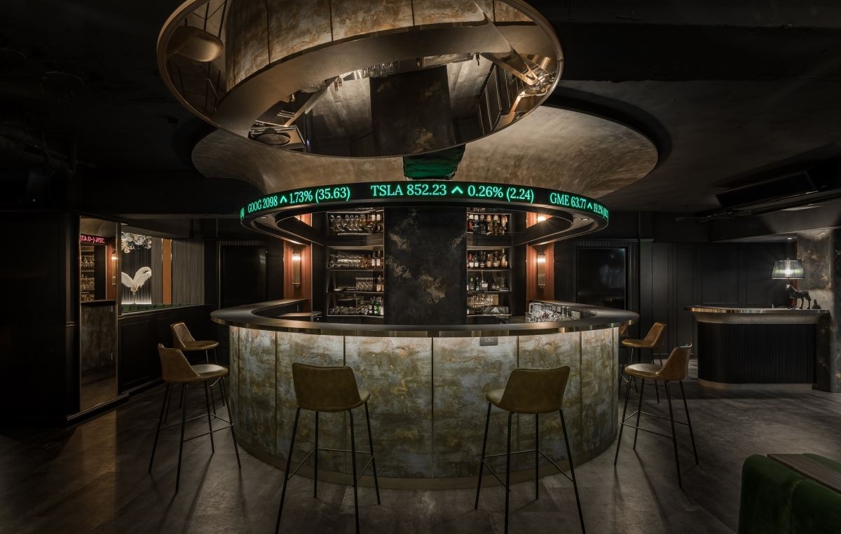 餐飲空間設(shè)計(jì)：交織英式古典與現(xiàn)代奢華的160平金融餐酒館，走入異國(guó)情調(diào)的愜意氛圍