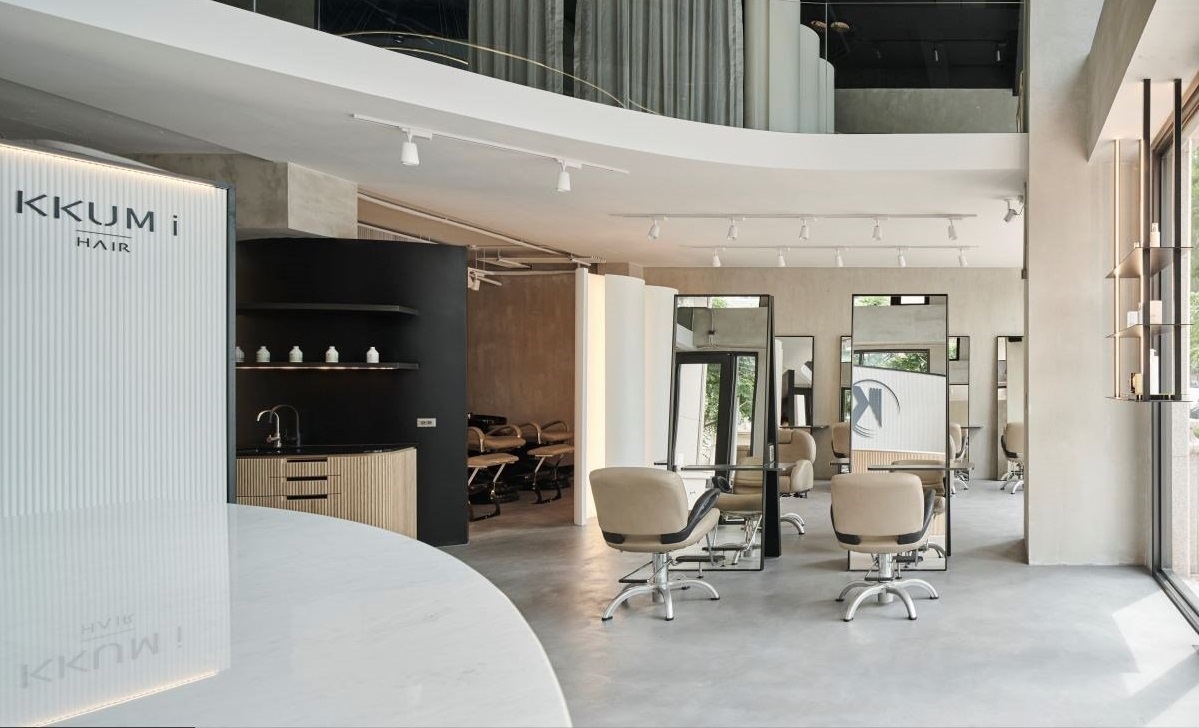 商業(yè)空間設(shè)計(jì):混合日系元素的韓系發(fā)廊！挑高 7 米空間以弧形線條創(chuàng)造另類美發(fā)體驗(yàn)