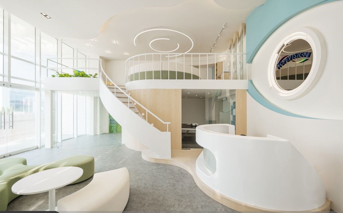 辦公室裝修: 森林里來首輕快圓舞曲！綠植墻與澄凈藍(lán)白相遇，實現(xiàn)科技公司的清新正能量