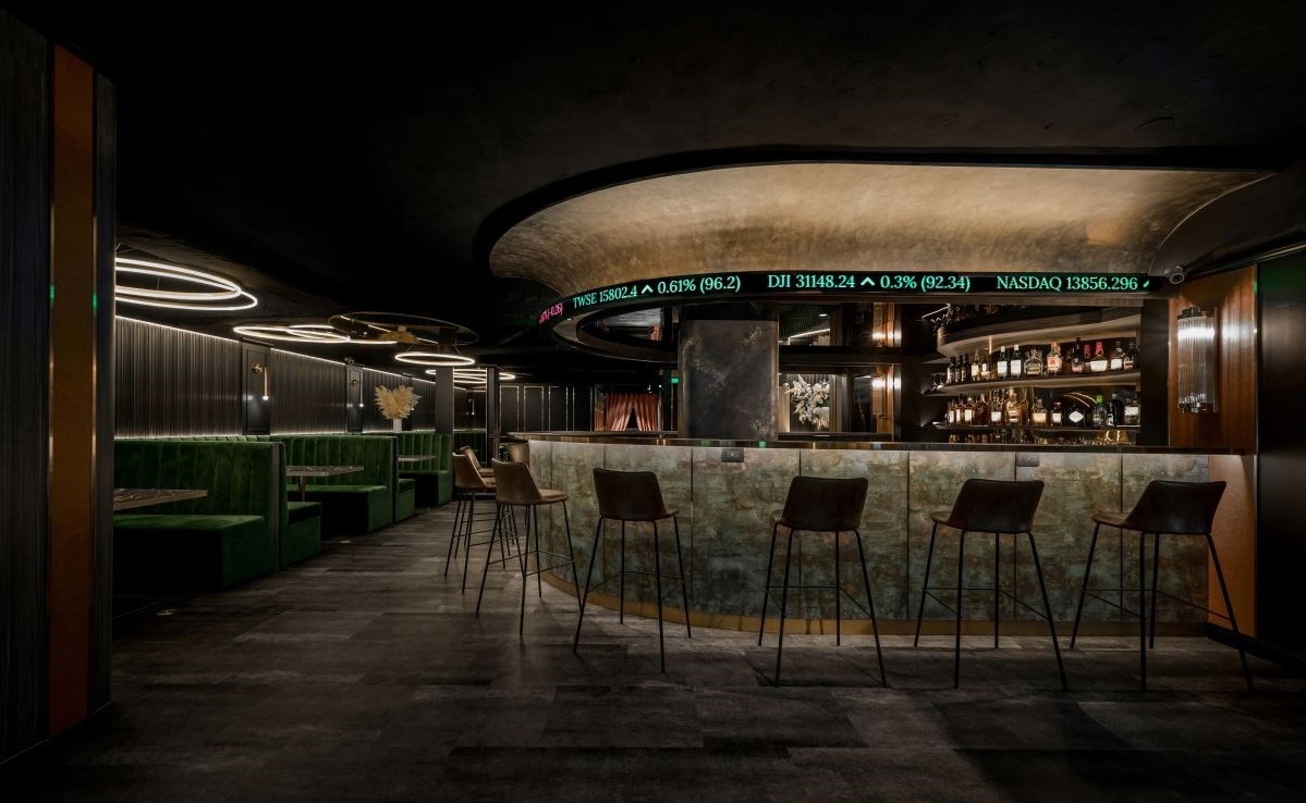 餐飲設(shè)計：跑馬燈中島演繹新型餐酒俱樂部！英式古典混搭現(xiàn)代奢華，打造金融時尚交流天地