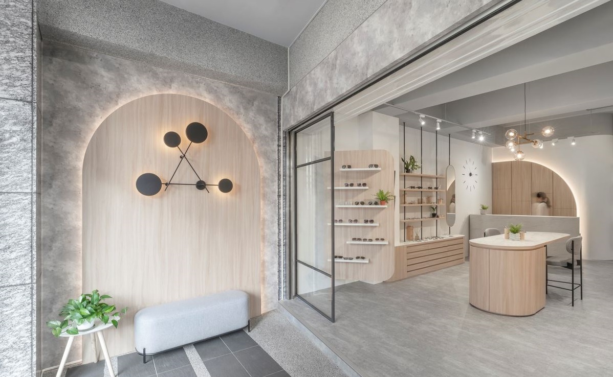 商業(yè)空間設(shè)計:陰暗狹長屋化身明亮北歐風(fēng)！給你一副個性眼鏡與安心的消費感受