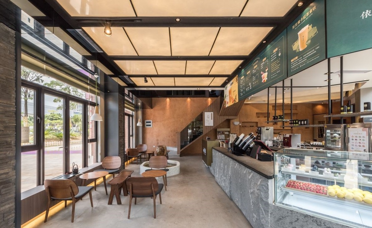 店面裝修:品味歐式復(fù)古的寧靜！質(zhì)樸紅土圍塑品茗空間，感受茶飲最純粹的原生姿態(tài)