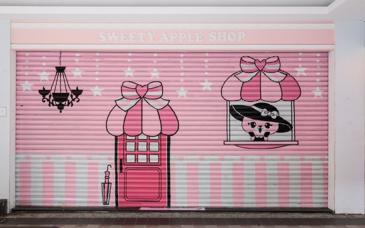 店面裝修設(shè)計:走進(jìn)城市里的故事屋！中古屋改造粉紅色日系精品專賣店