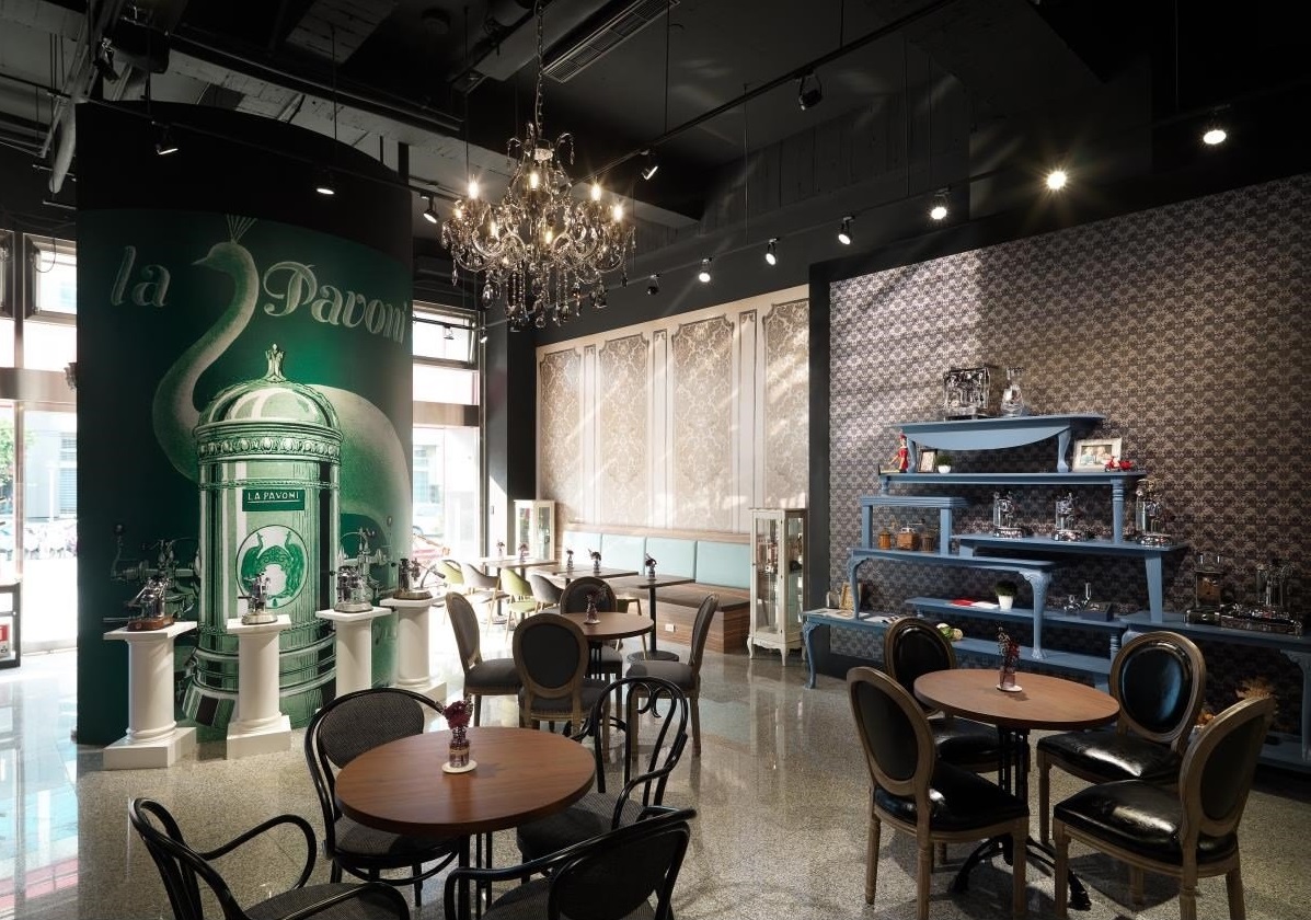 店鋪裝修:咖啡愛好者的天堂！歐式古典X精彩跳色 圍塑百年品牌La Pavoni的歷史人文質(zhì)感