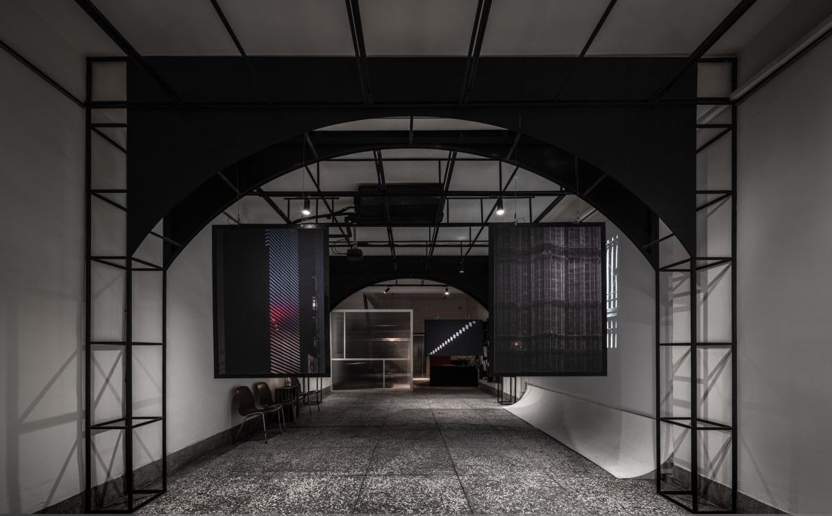 商業(yè)空間設(shè)計:光穿透靜謐老屋！揉合傳統(tǒng)人文與現(xiàn)代風(fēng)，延伸無限想像的臺式藝?yán)?></a>
                       <div   id=