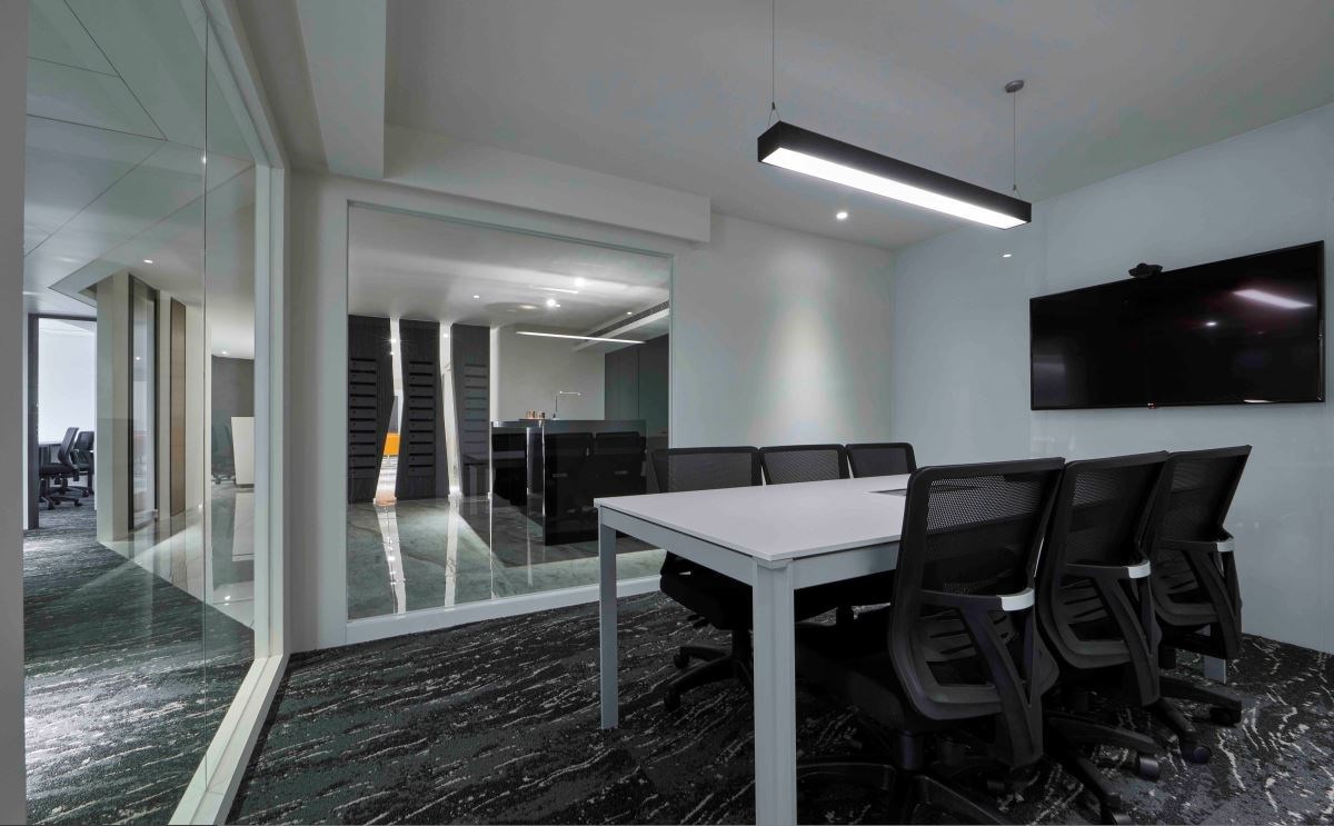 辦公室裝修設(shè)計：窗景和陽光替上班添加活力！玻璃隔間與石材把老屋翻新成現(xiàn)代風(fēng)時髦商辦