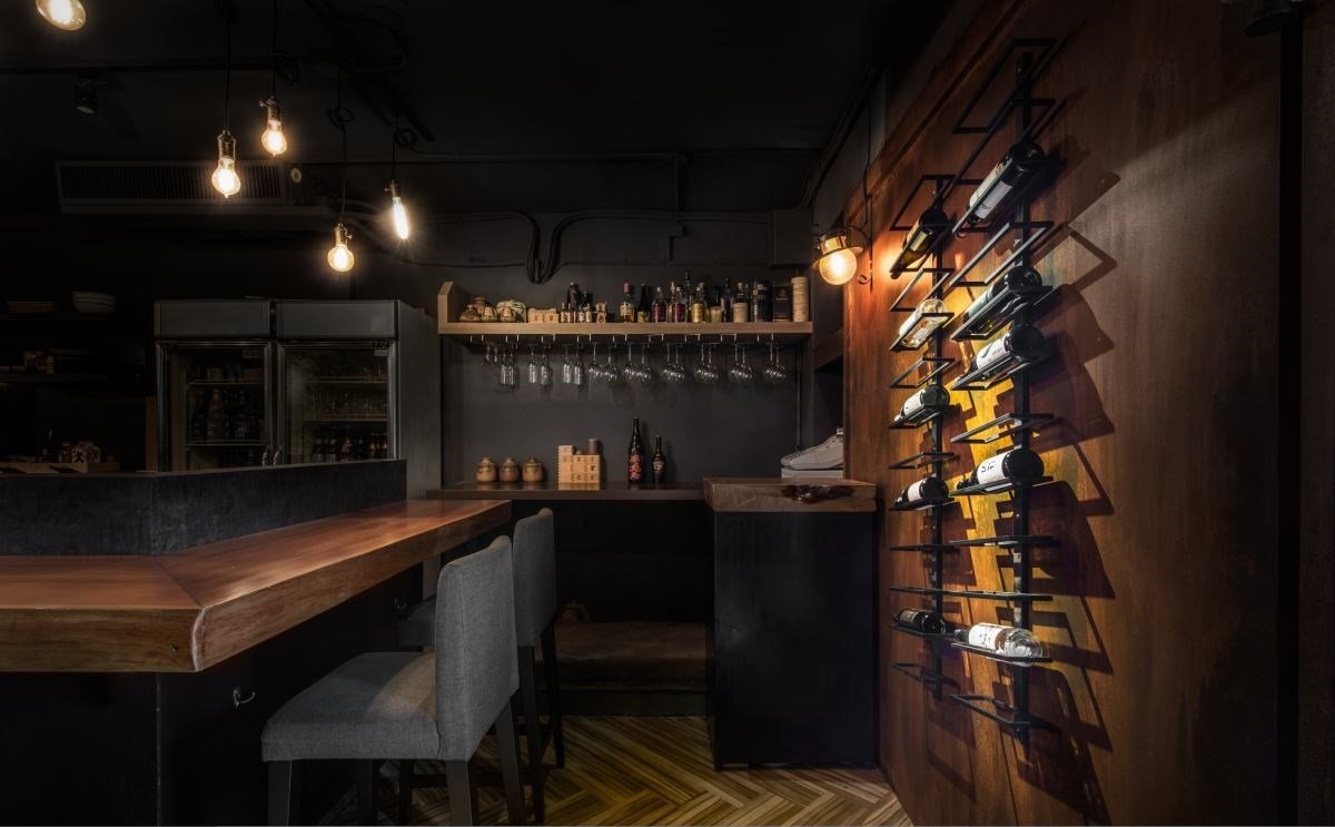 餐廳設(shè)計:揮灑月夜下的漁火意象，展現(xiàn)職人內(nèi)斂之道的日式餐酒館！