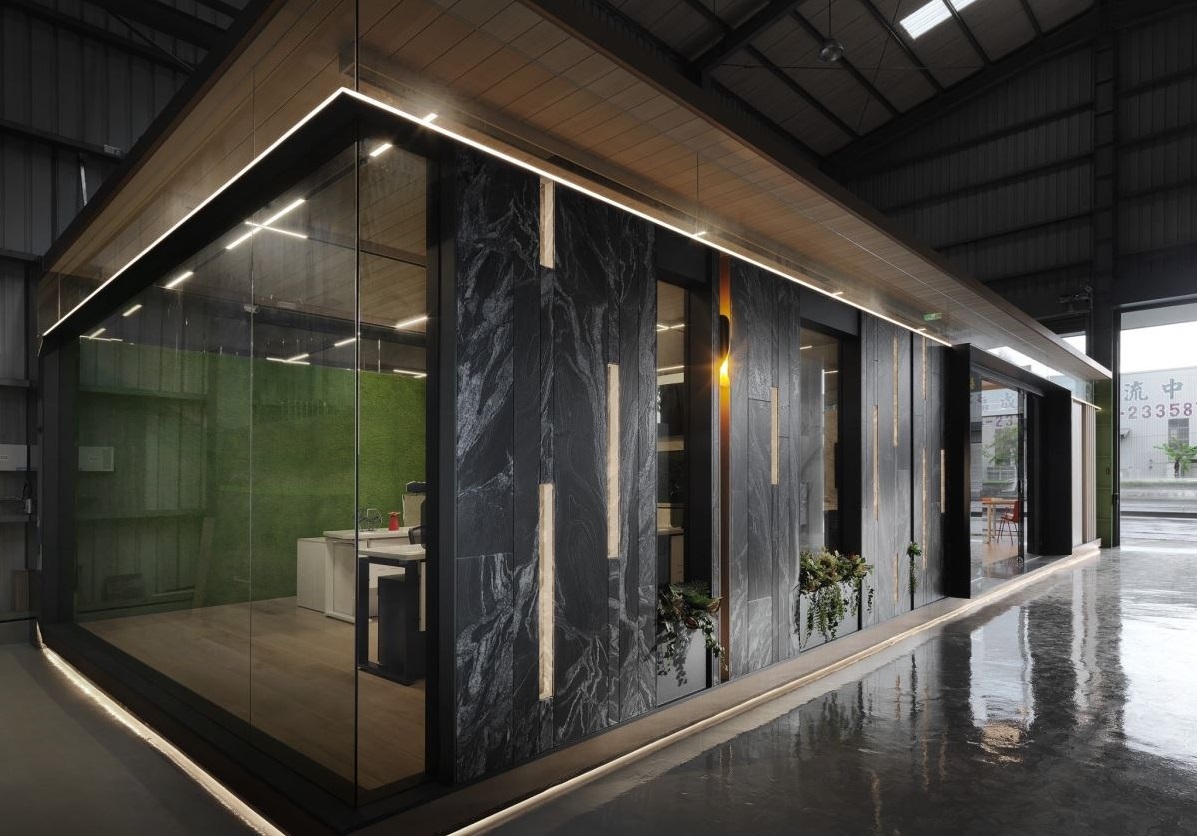深圳裝修設(shè)計:走入荒野般的自然魅力！綠意植栽墻X清新木質(zhì)調(diào) 創(chuàng)造最新潮的石材展示中心