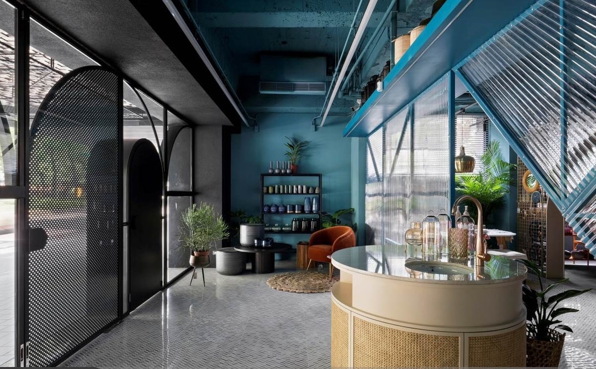 店面裝修:拱門設(shè)計創(chuàng)造探索的樂趣！瑪黑家具店中店，在異材質(zhì)間體驗質(zhì)感選品的生活美學