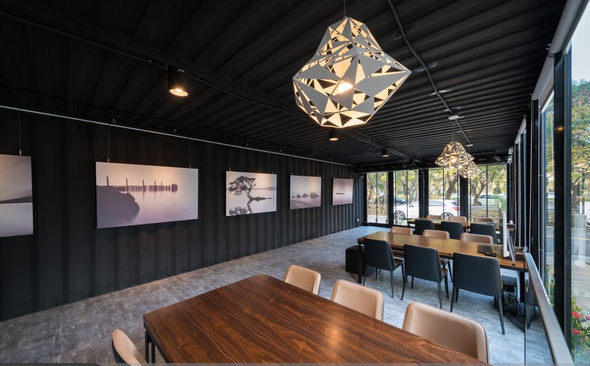 店鋪裝修：跨界美學(xué)空間！玻璃帷幕打造夢(mèng)幻光回廊