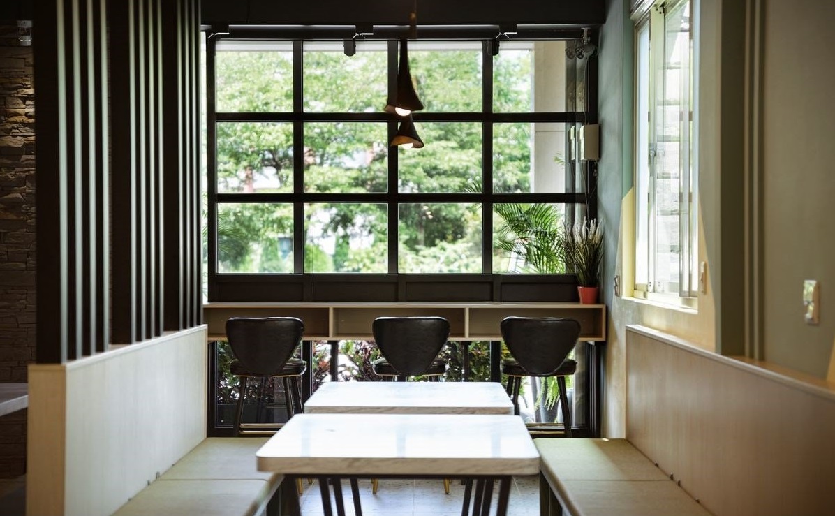 餐飲空間設(shè)計(jì):30 天拯救大作戰(zhàn)！預(yù)算有限、格局不變，陳舊人文餐廳變身時(shí)髦網(wǎng)美店